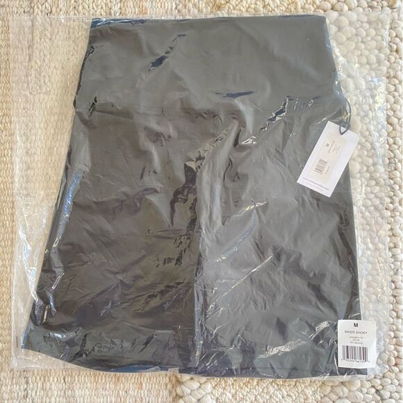 WeWoreWhat Lace Up Biker Short Solid Black Size Medium NWT - Picture 8 of 10